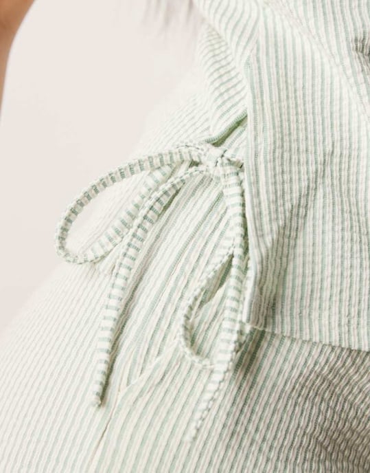 Vila texturerad randig ärmlös topp med knytning i sidan i grön och krämfärg - Image 3