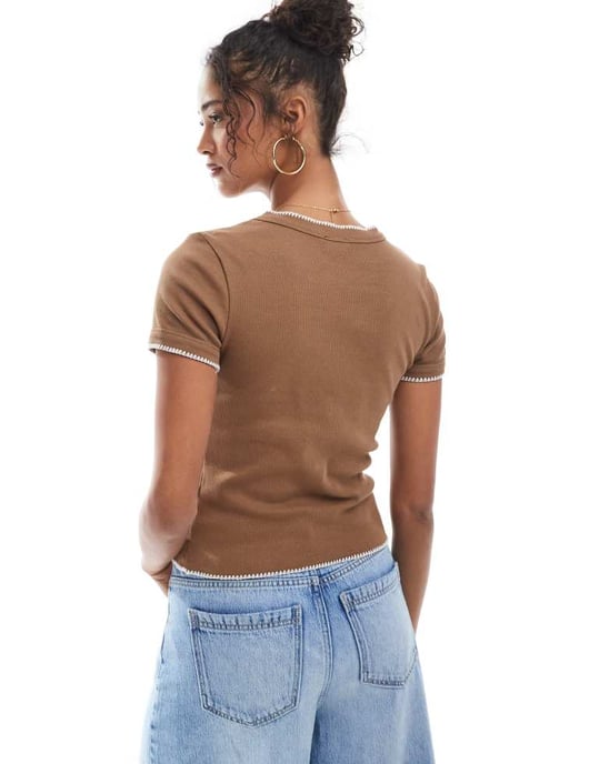 ASOS DESIGN babytee med bländstygsdetalj i brunt - Image 4