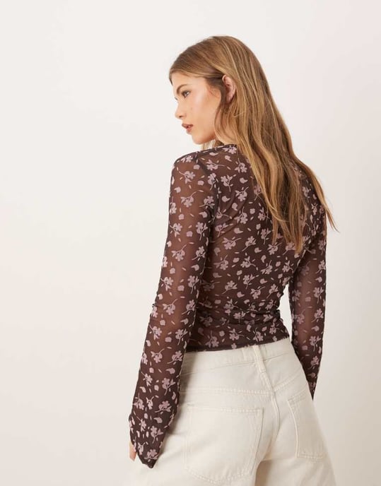 ASOS DESIGN blommig flockad genomskinlig topp med knyt fram i brunt - Image 3