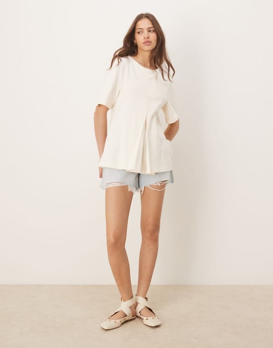 ASOS DESIGN plisserad fram trapeze t-shirt i vitt - Image 2