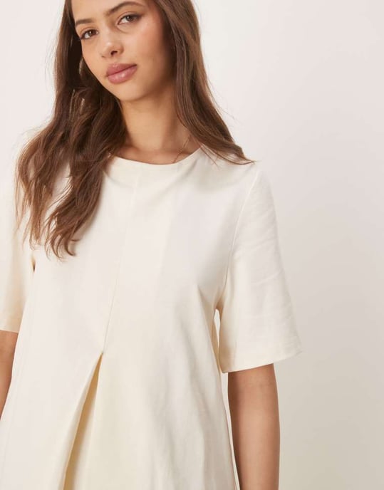 ASOS DESIGN plisserad fram trapeze t-shirt i vitt - Image 4
