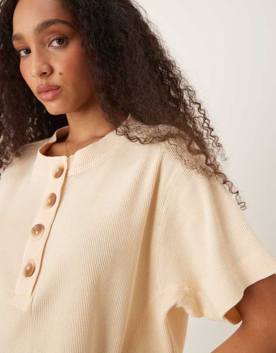 ASOS DESIGN tung våfflat kortärmad henley-top i - KRÄM - Image 4