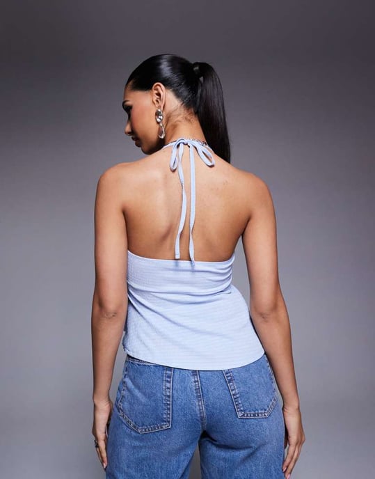 ASOS DESIGN halterneck topp med rynkad front i babyblå - Image 3