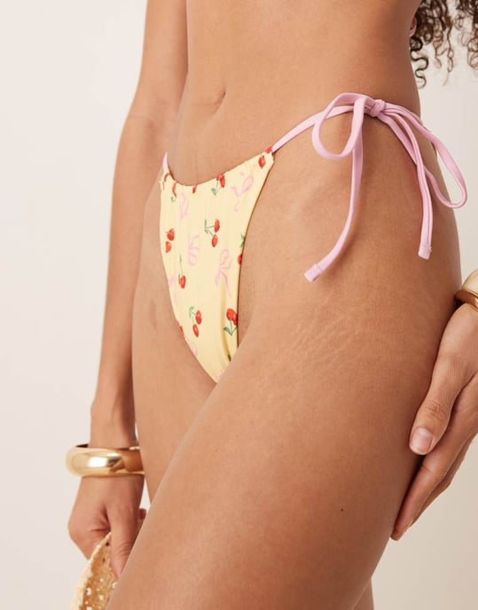ASOS DESIGN Brielle fluga och körsbärstrykt snörning bikiniunderdel i gult - Image 2
