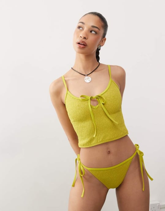 Återvunnen vintage bikinitrosor med knytning i grön paisleymönster - Image 1