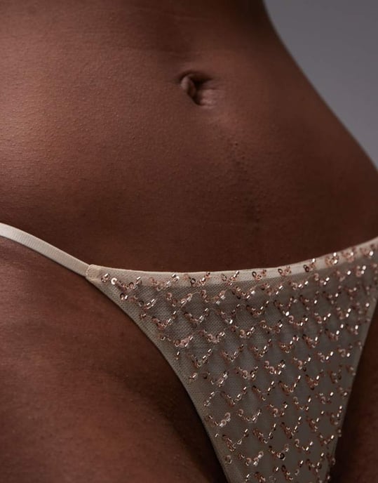 ASOS DESIGN Avril premium paljett- och pärlprydd tanga i guld - GULD - Image 3