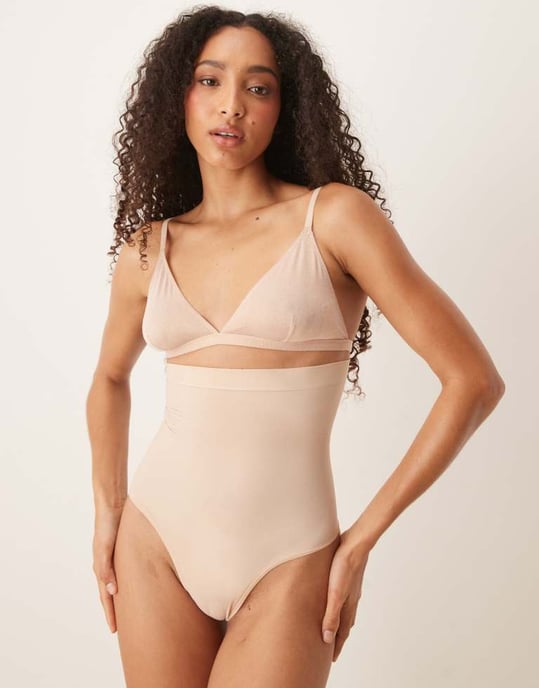 SPANXskulpt Sömlös Power högmidjad tanga i mjuk nudefärg - Image 4