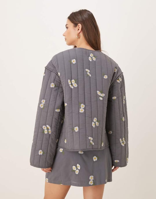 ASOS DESIGN knytframs quiltad broderad jacka i tvättad grå - Image 2