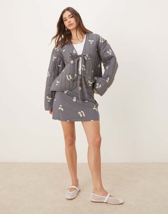 ASOS DESIGN knytframs quiltad broderad jacka i tvättad grå - Image 3