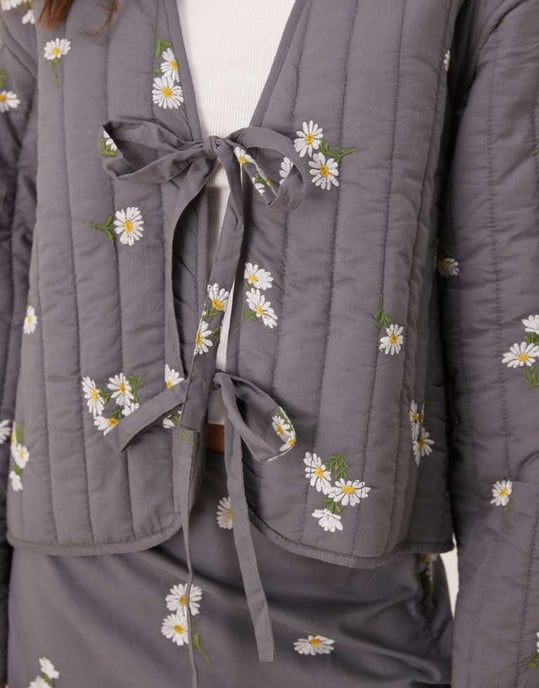 ASOS DESIGN knytframs quiltad broderad jacka i tvättad grå - Image 4