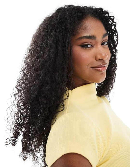 ASOS DESIGN kompakt ribbad t-shirt med öppen rygg och hög hals i smörkräm - Image 3