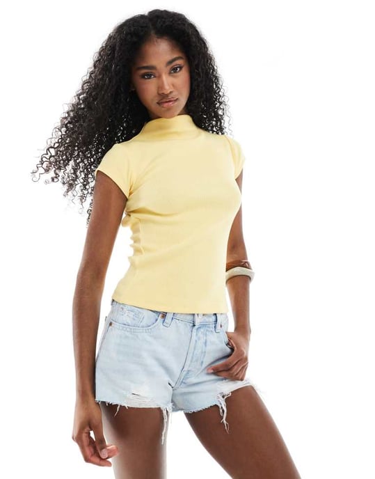 ASOS DESIGN kompakt ribbad t-shirt med öppen rygg och hög hals i smörkräm - Image 4
