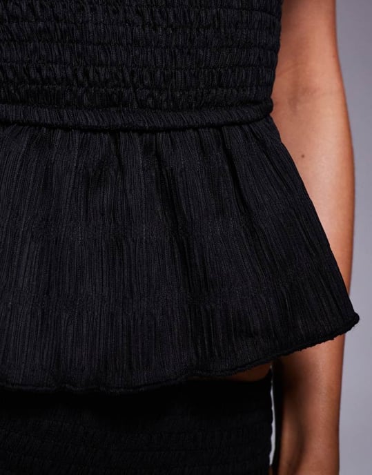 Kaiia exklusiv rynkad texturerad peplum bardot topp co-ord i svart - Image 4