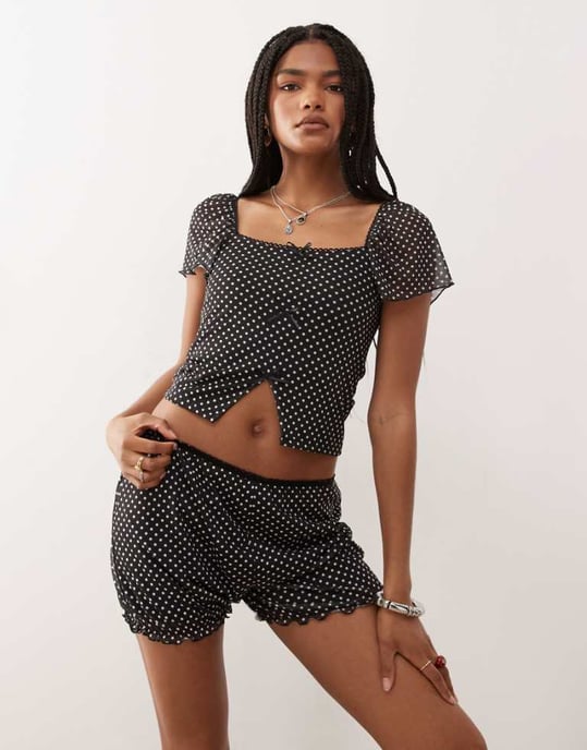 Återvunnen vintage mesh micro bloomer shorts i svart prickig koord - Image 1