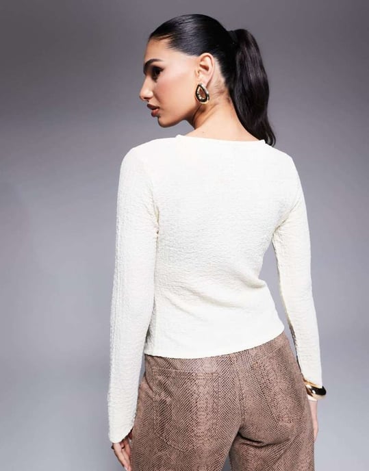 ASOS DESIGN texturerad knapprad långärmad t-shirt i krämfärg - Image 3