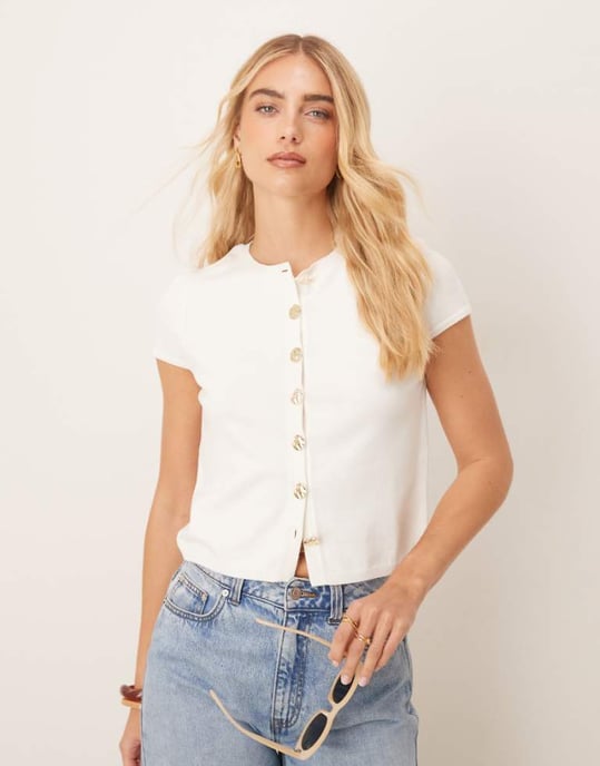 ASOS DESIGN stickad strukturerad kavaj med kap lös ärm och guldknappar i krämfärg - Image 1
