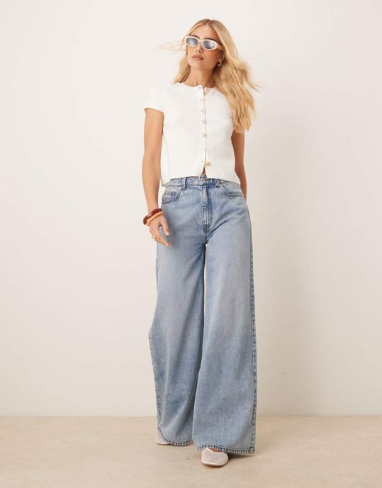 ASOS DESIGN stickad strukturerad kavaj med kap lös ärm och guldknappar i krämfärg - Image 3