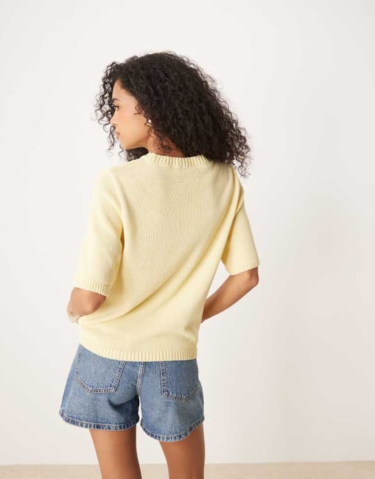 ASOS DESIGN stickad boxy t-shirt i gul - Image 3