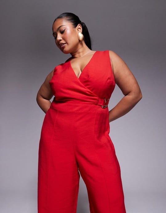 ASOS DESIGN Curve vikfront cut-out jumpsuit med spänne i rött - Image 2