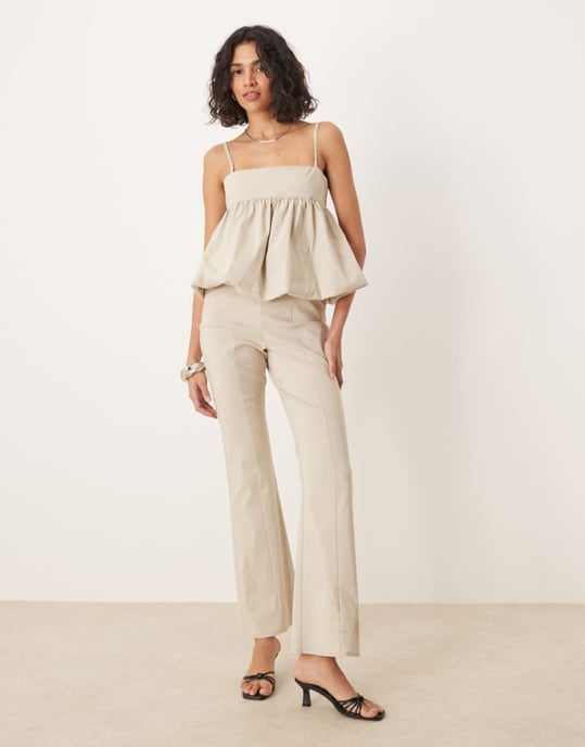 ASOS DESIGN strukturerad peplum jumpsuit i elfenben - Image 1