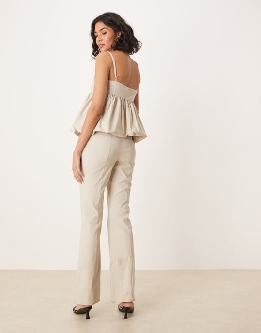 ASOS DESIGN strukturerad peplum jumpsuit i elfenben - Image 2