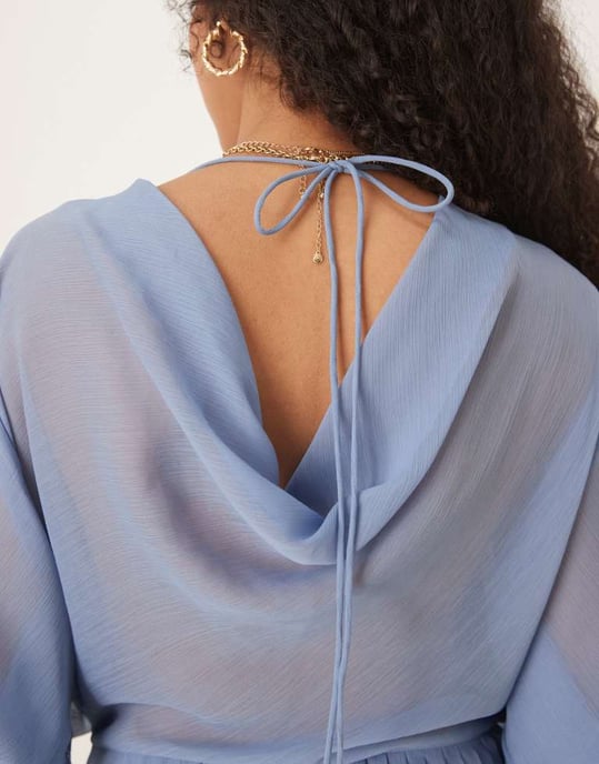 ASOS DESIGN draperad rygg plisséad byxdress i dämpad blå - Image 4