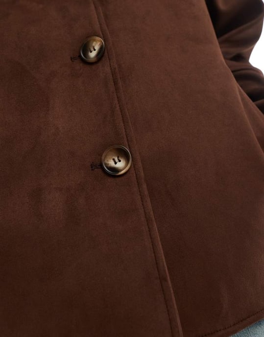 ASOS DESIGN jacka i faux mocka med knäppning fram i mocha - Image 3