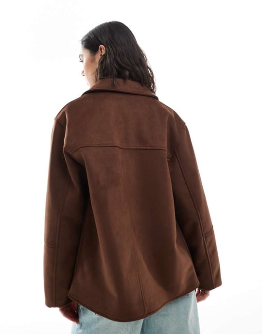 ASOS DESIGN jacka i faux mocka med knäppning fram i mocha - Image 4