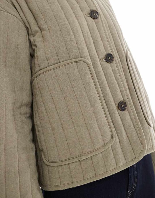 ASOS DESIGN linne kort kragefri vadderad jacka i khaki - Image 2