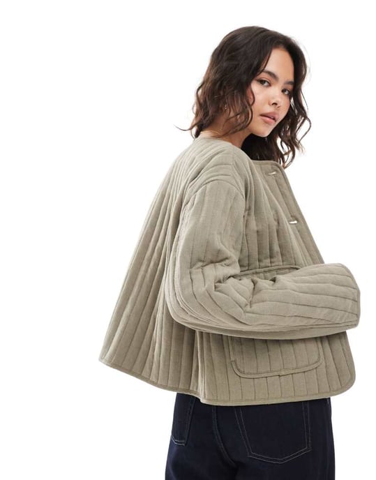 ASOS DESIGN linne kort kragefri vadderad jacka i khaki - Image 4