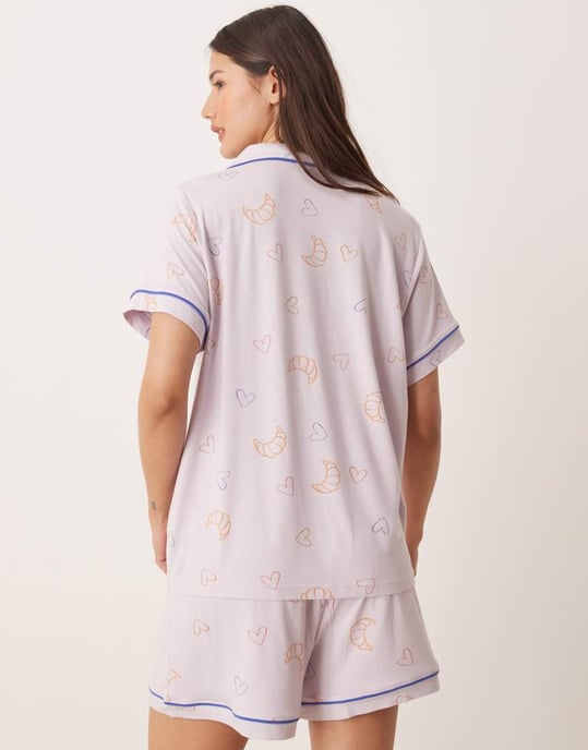 ASOS DESIGN superskön premium kortärmad skjorta och shorts pyjamasset i lilafärgad croissanttryck - Image 3