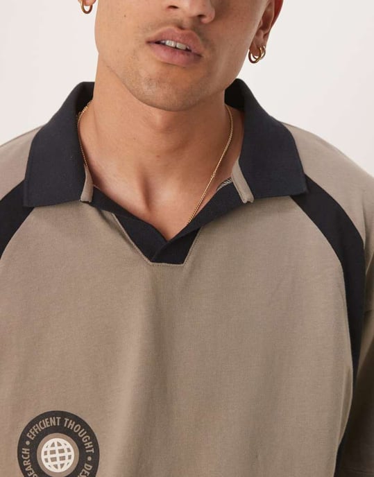 ASOS DESIGN boxy oversized polo med fram- och baktryck i beige - Image 3