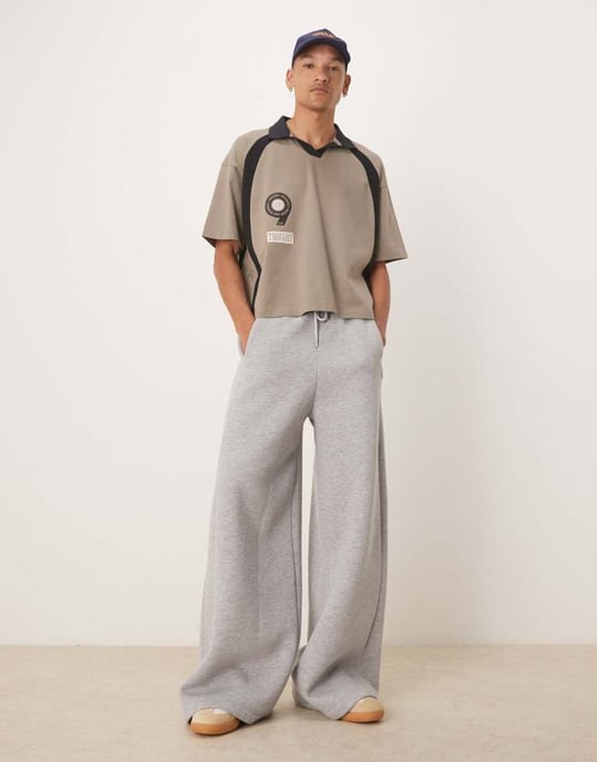 ASOS DESIGN boxy oversized polo med fram- och baktryck i beige - Image 4