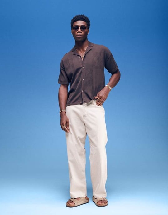 ASOS DESIGN avslappnad blomstertexturerad knappad stickad polo i brun - Image 3