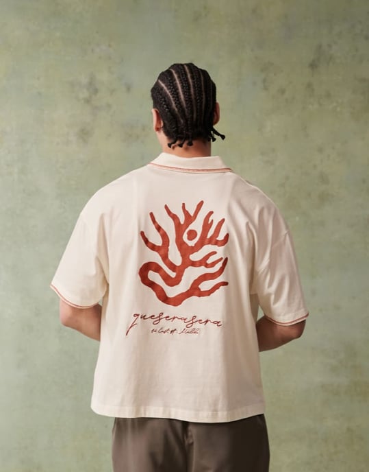 ASOS DESIGN boxig kortärmad polo med brodyr på bröstet och grafik på ryggen i off white - Image 1