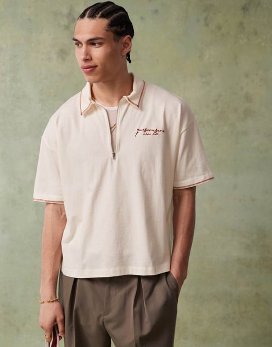 ASOS DESIGN boxig kortärmad polo med brodyr på bröstet och grafik på ryggen i off white - Image 2