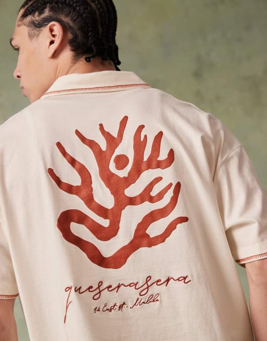 ASOS DESIGN boxig kortärmad polo med brodyr på bröstet och grafik på ryggen i off white - Image 3