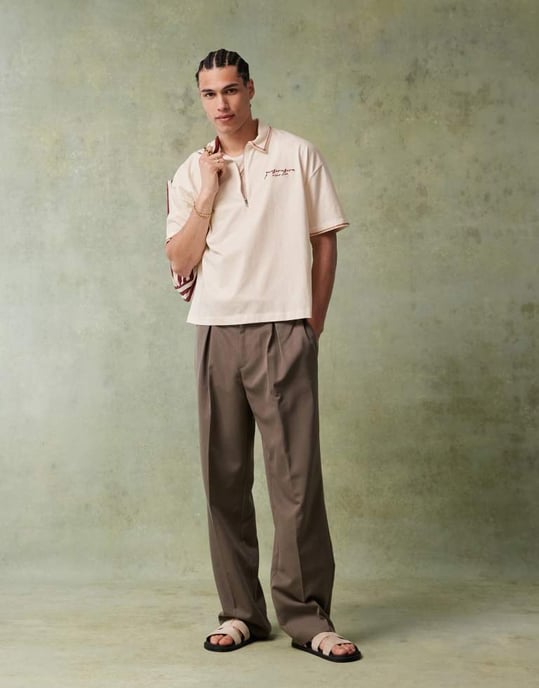 ASOS DESIGN boxig kortärmad polo med brodyr på bröstet och grafik på ryggen i off white - Image 4