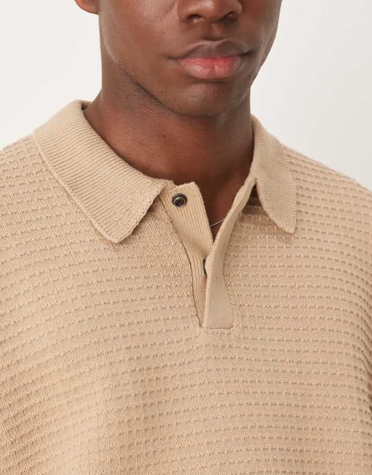 ASOS DESIGN oversized passform texturerad stickad polo i beige - Image 3
