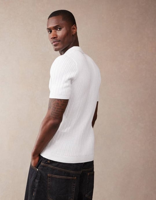 ASOS DESIGN muskelpassform stickad ribbad polo t-shirt i vitt - Image 4
