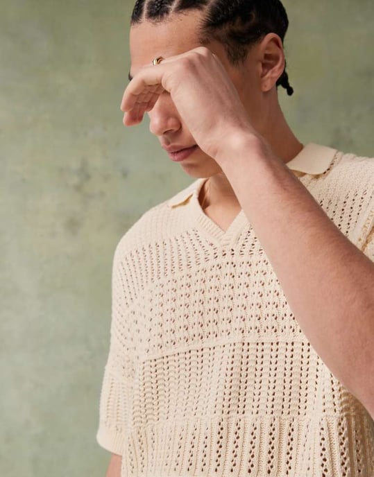 ASOS DESIGN avslappnad virkad stickad polo med urtagning i ecru - Image 3