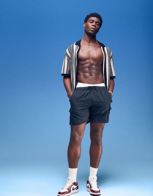 ASOS DESIGN badshorts i medellängd med cargofickor i svart - Image 2