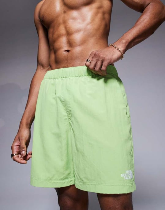 The North Face W-logga simshorts i grön - Image 4