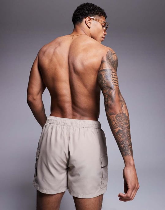 ASOS DESIGN badshorts i kort längd med cargo-fickor i stenbeige - Image 4