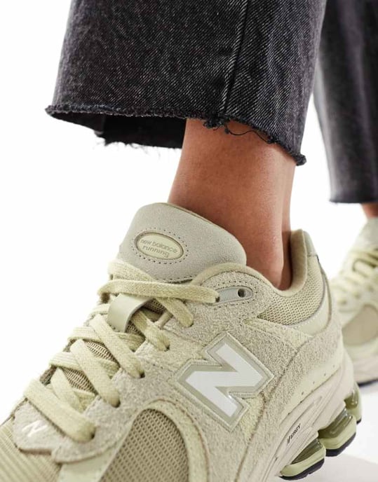New Balance 2002 element unisex träningsskor i grönt Exklusivt på ASOS - Image 2