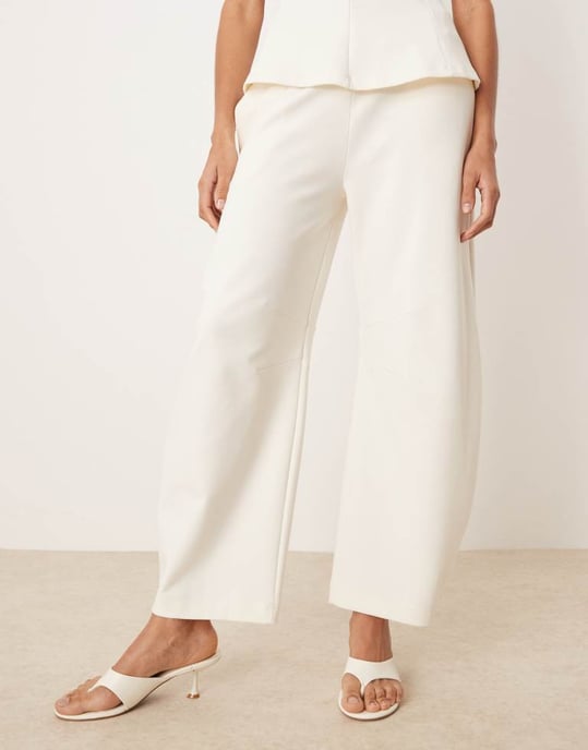 ASOS DESIGN interlock co-ord barrel leg jogger i kokosmjölk - Image 2