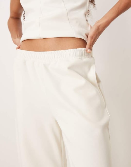 ASOS DESIGN interlock co-ord barrel leg jogger i kokosmjölk - Image 3