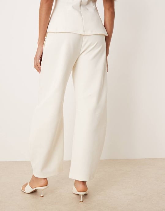 ASOS DESIGN interlock co-ord barrel leg jogger i kokosmjölk - Image 4