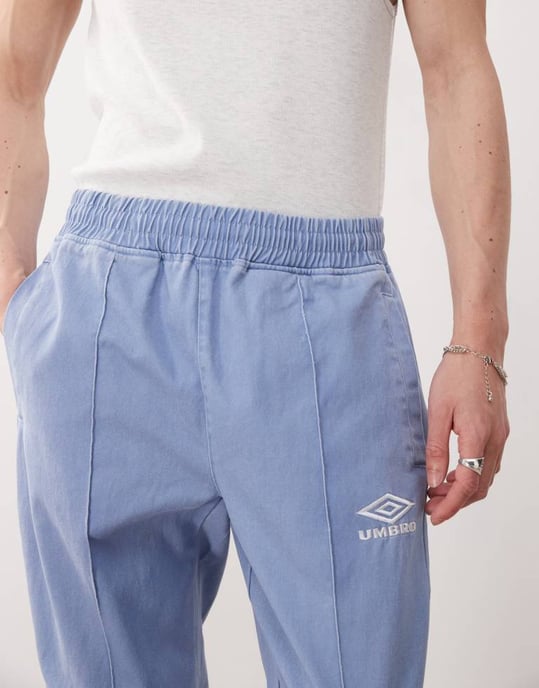 Umbro Drill byxor med broderad logga i blått - Image 3