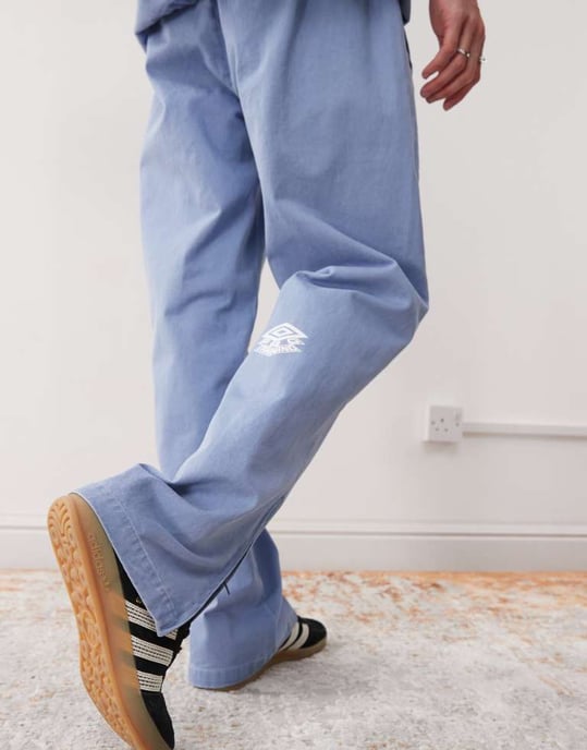 Umbro Drill byxor med broderad logga i blått - Image 4